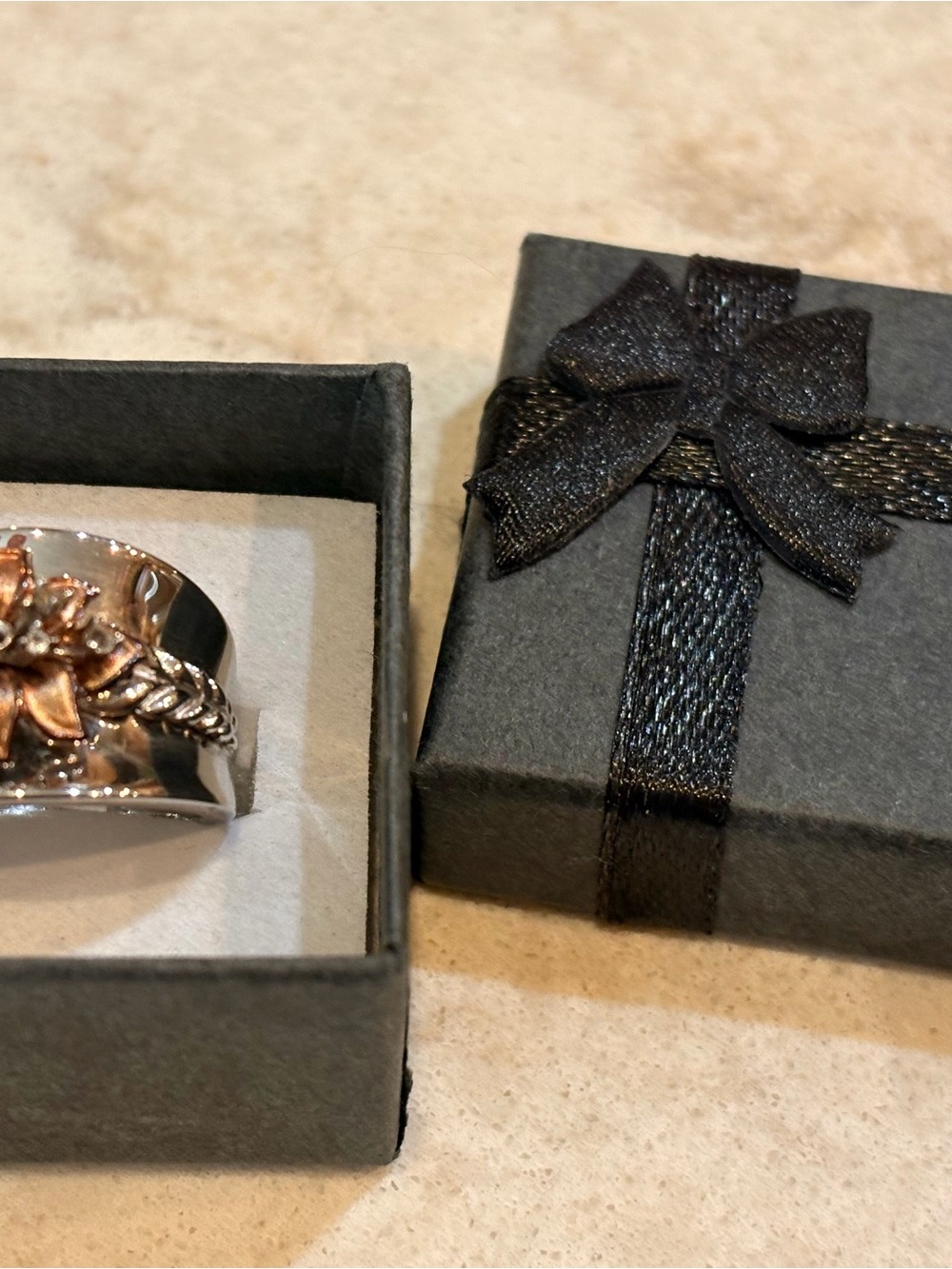 Women’s Two-Tone Floral Leaf Ring - sterling Silver and Rose Gold. Size 6    B2